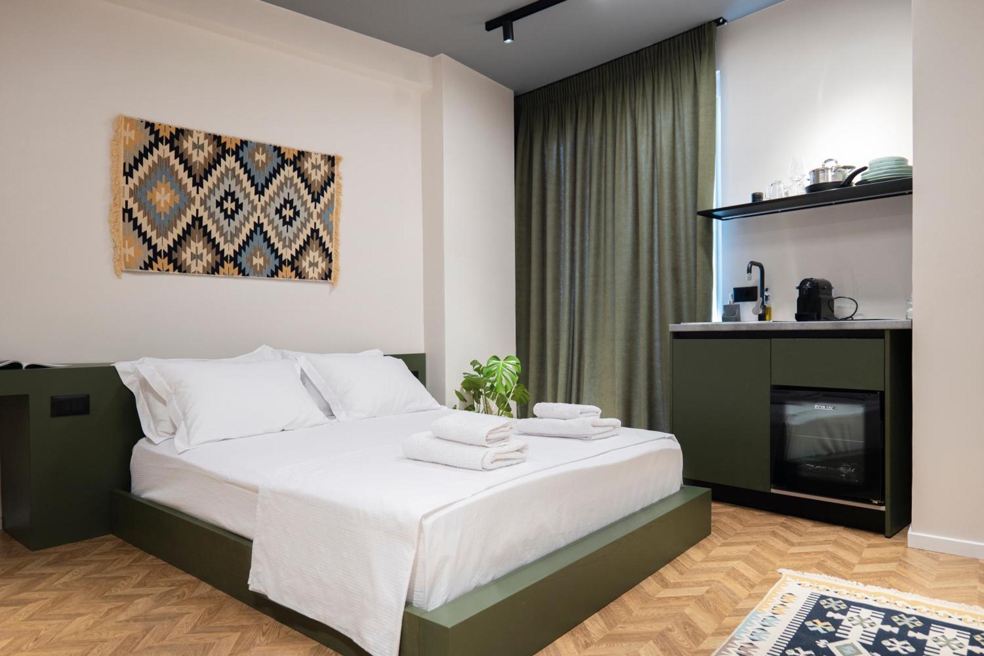 Muz Studios Tiranë Luaran gambar