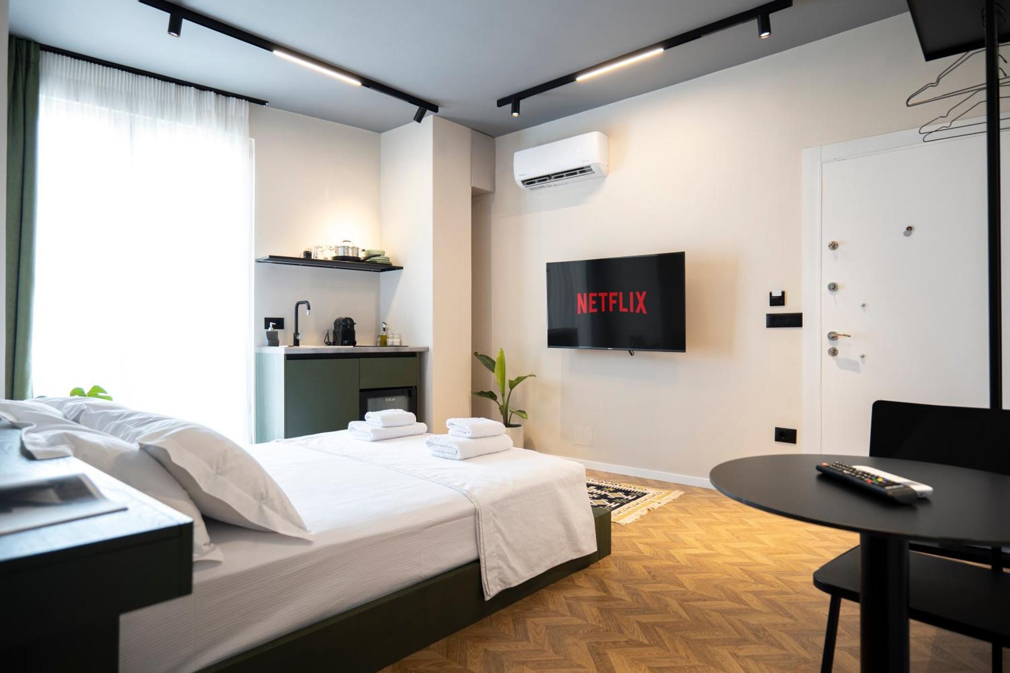 Muz Studios Tiranë Luaran gambar
