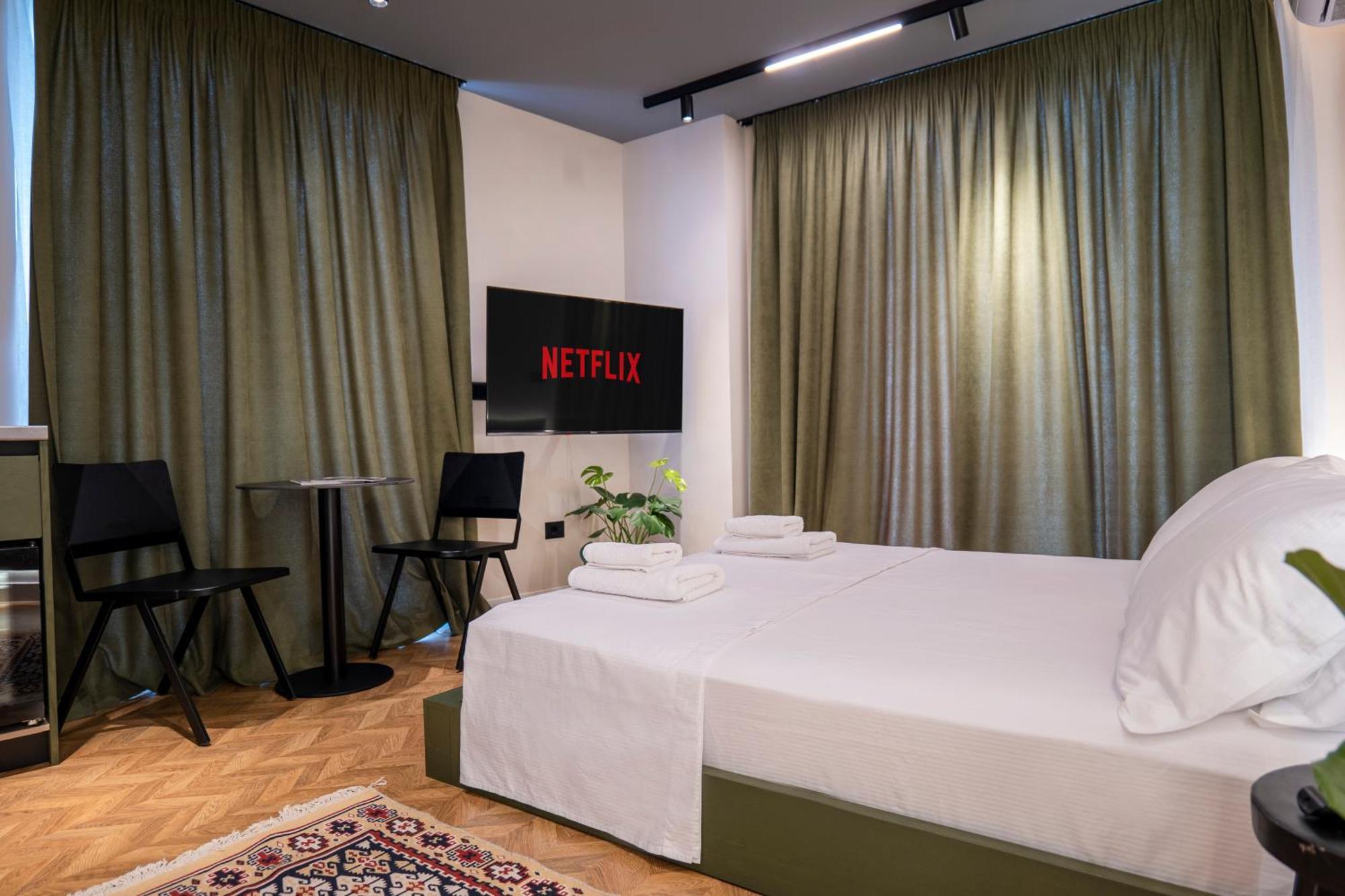 Muz Studios Tiranë Luaran gambar