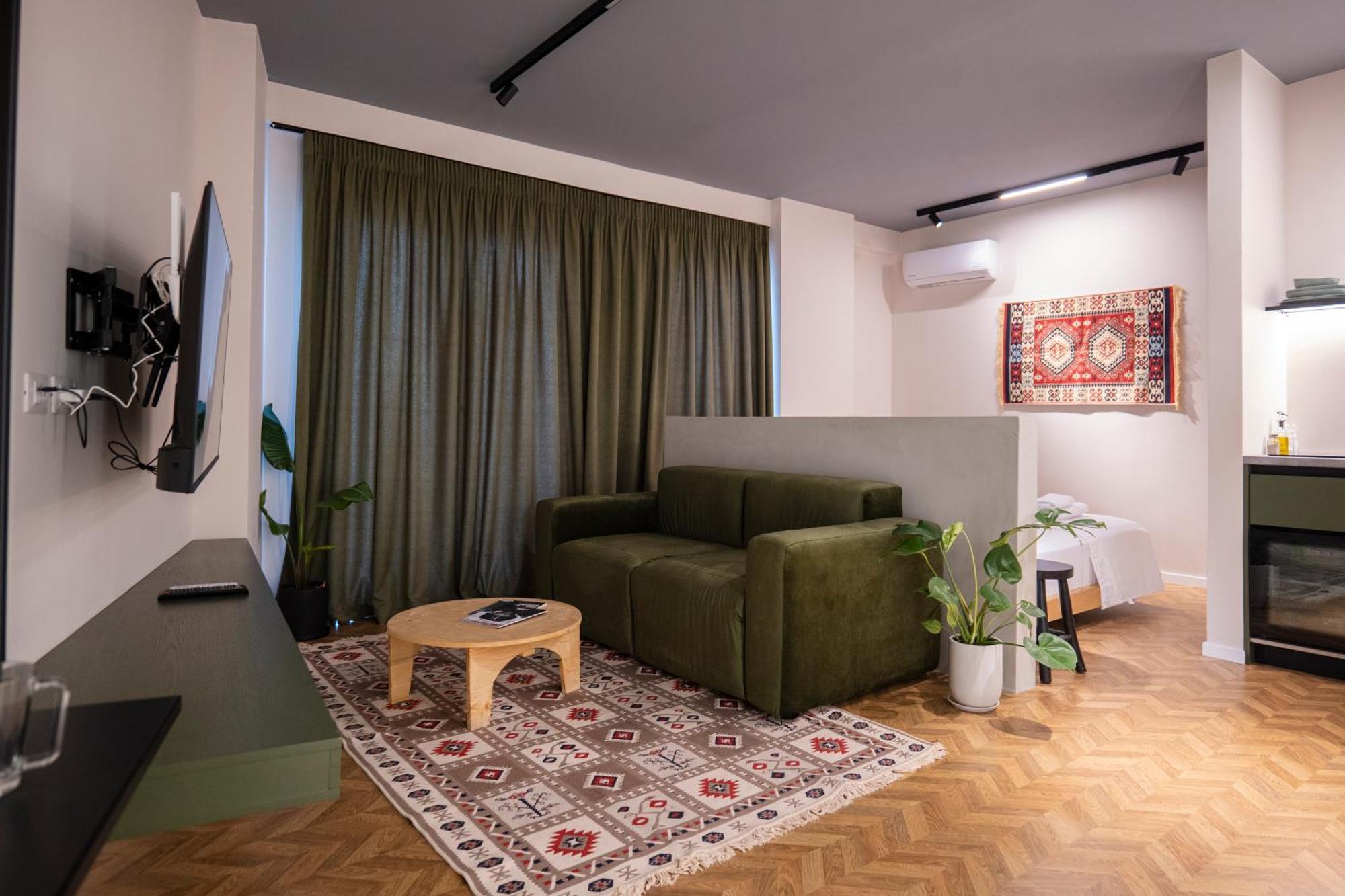 Muz Studios Tiranë Luaran gambar