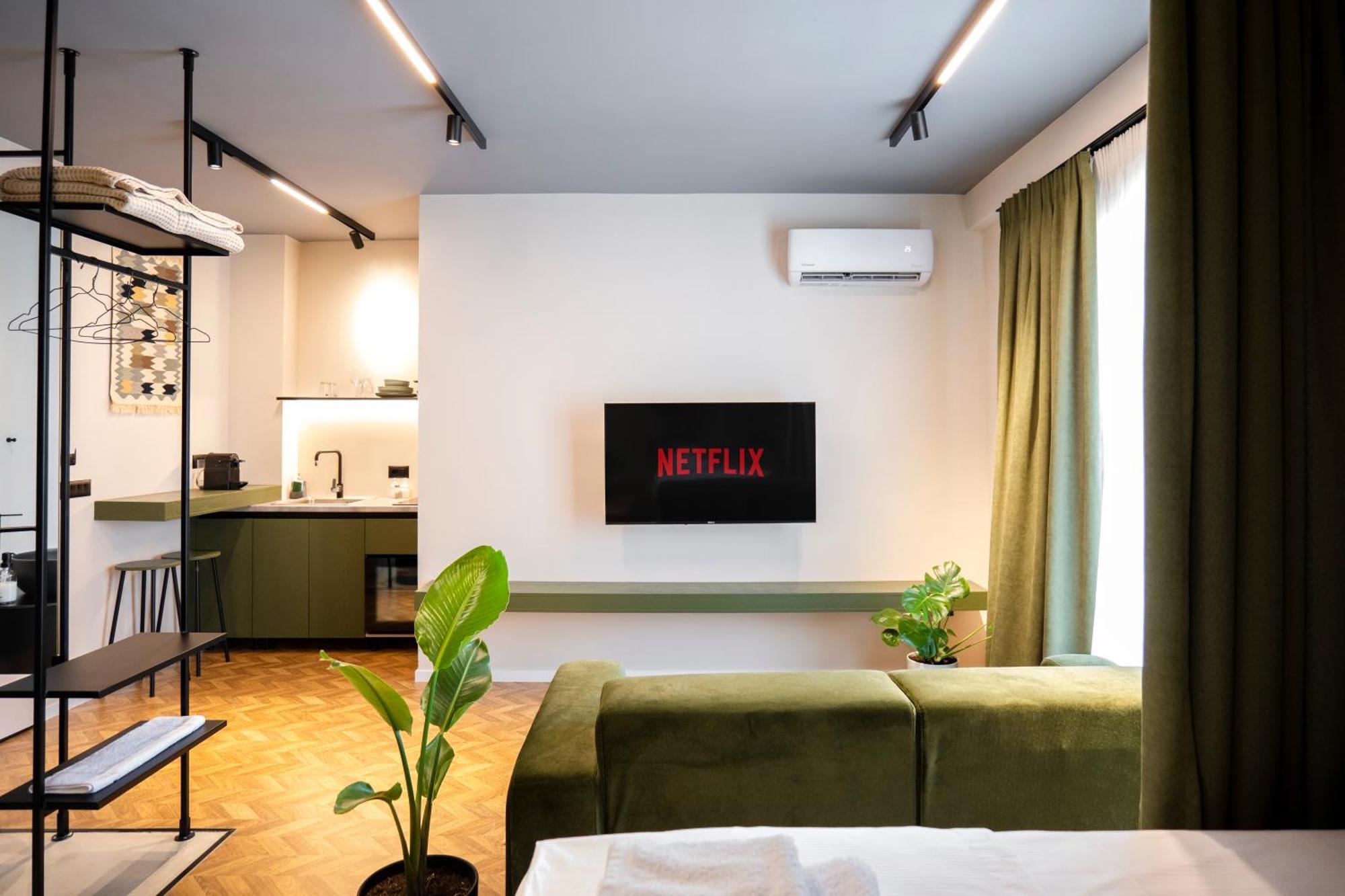 Muz Studios Tiranë Luaran gambar