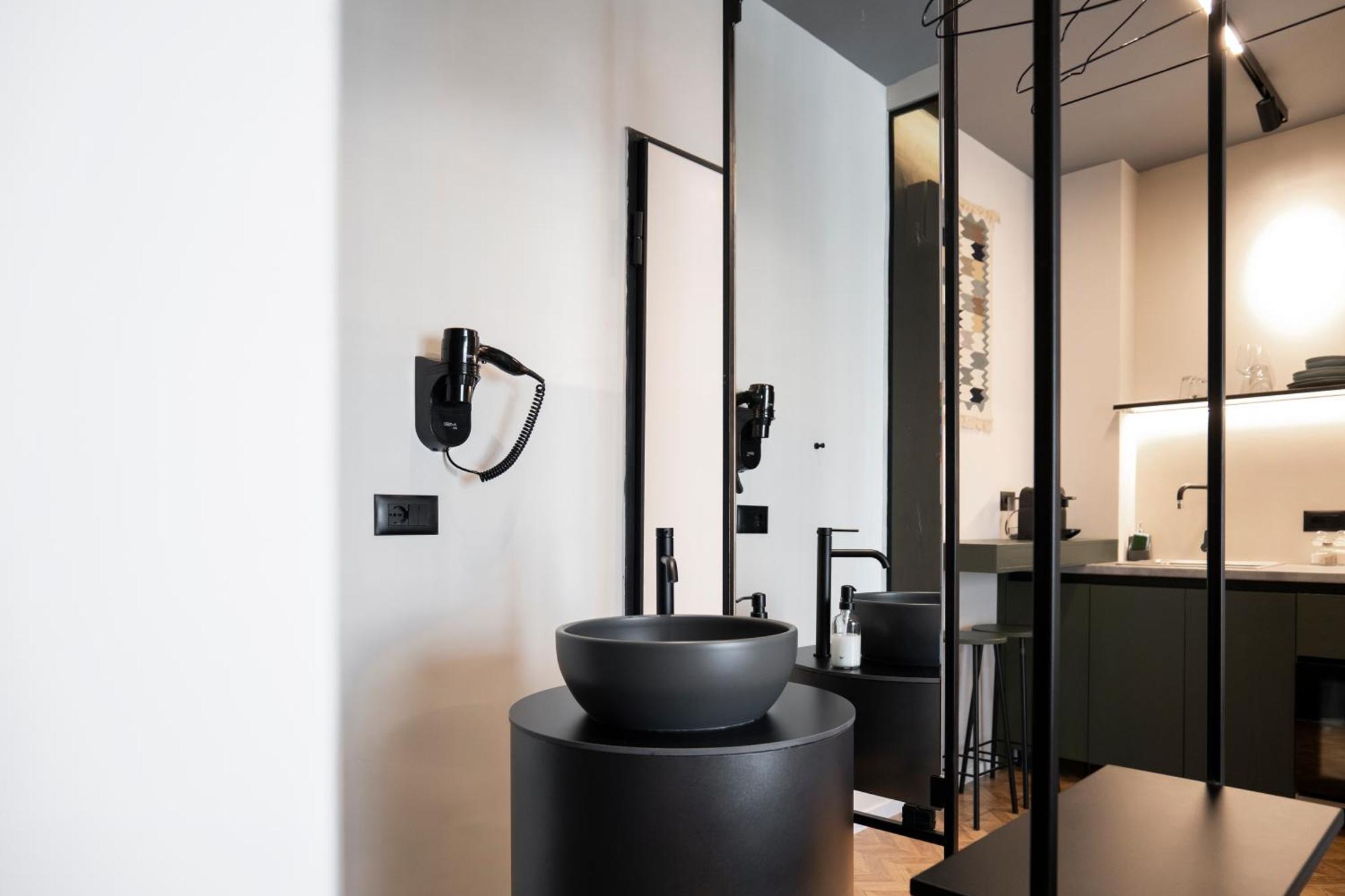 Muz Studios Tiranë Luaran gambar