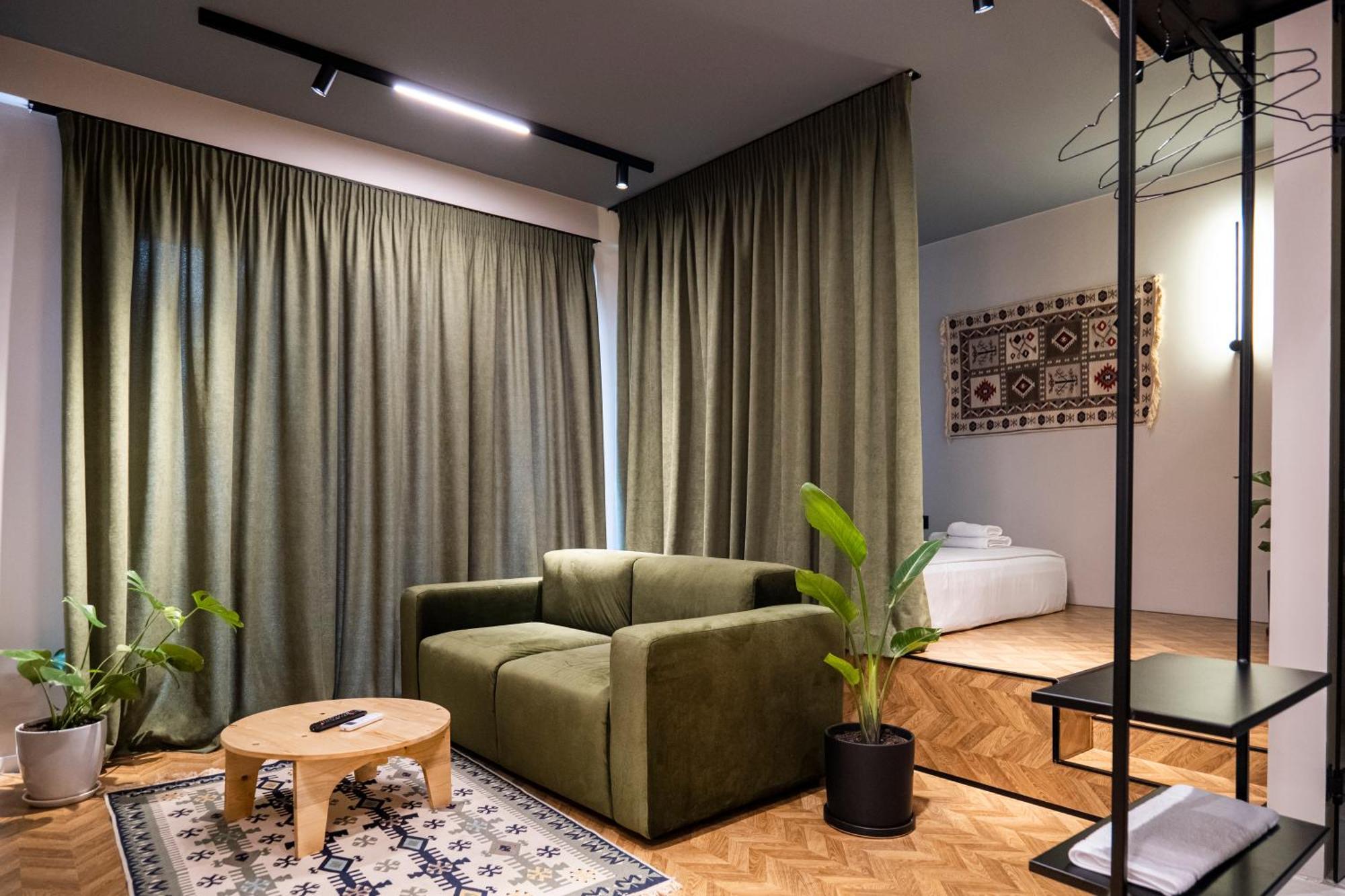 Muz Studios Tiranë Luaran gambar