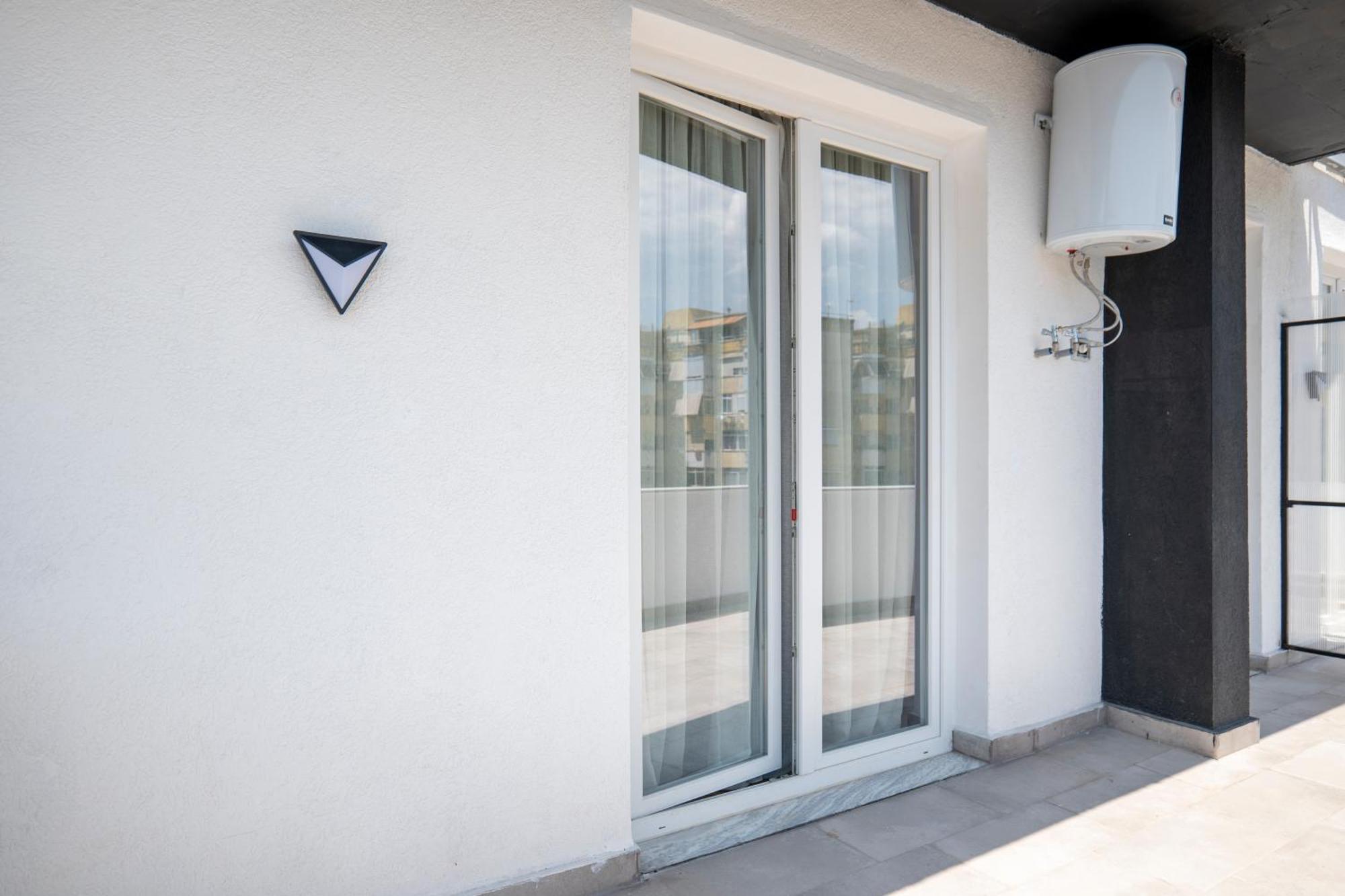 Muz Studios Tiranë Luaran gambar
