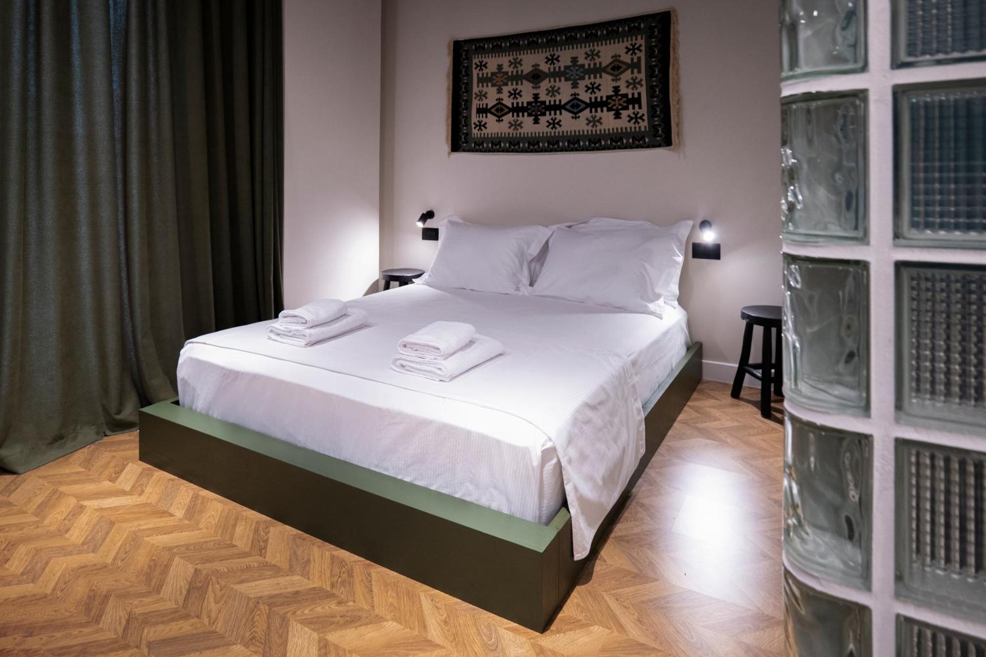 Muz Studios Tiranë Luaran gambar
